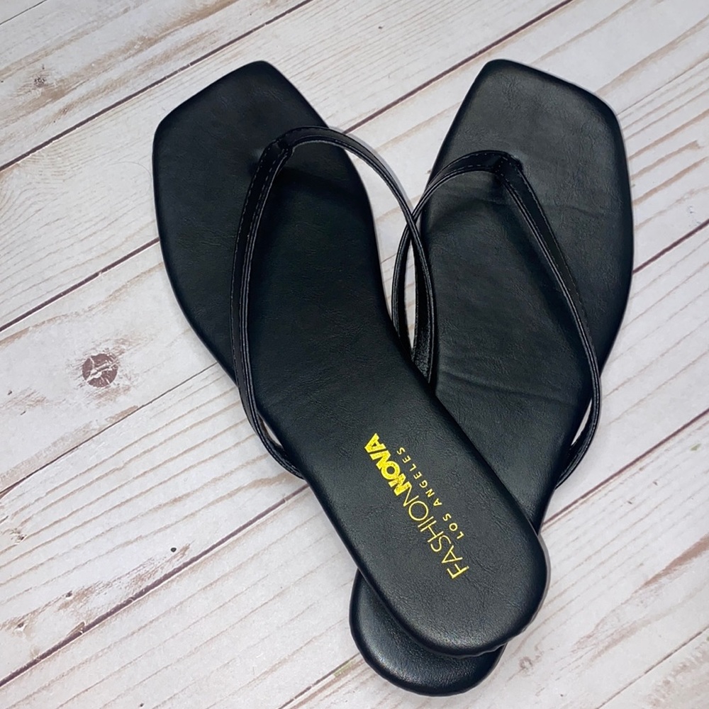 Fashion nova Black flip flops